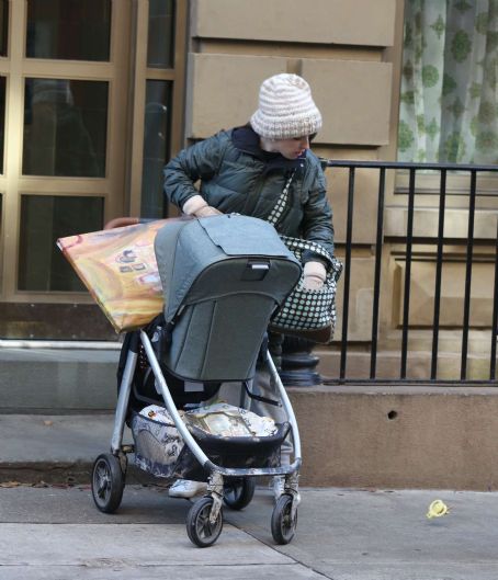 Anna Kendrick – Filming a scene for her new TV series ‘Love Life’ in