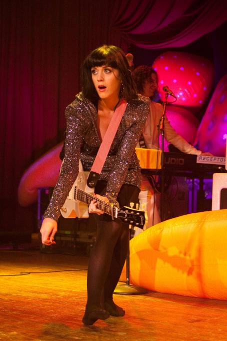 Katy Perry Performing Live - The House Of Blues In Chicago 2009-03-26