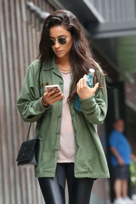 Who is Shay Mitchell dating? Shay Mitchell boyfriend, husband