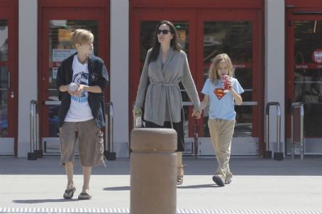 Angelina Jolie walks with daughters in Los Angeles (August 18, 2017)