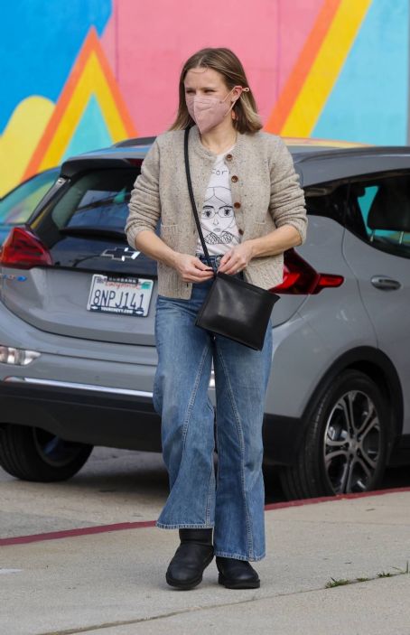 Kristen Bell – Running errands near her home in Los Angeles | Kristen