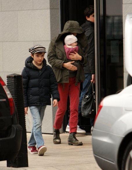 Jennifer Connelly with her children - FamousFix.com post