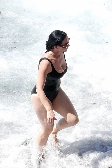 Katy Perry – Spotted in a black swimsuit while on vacation on Positano