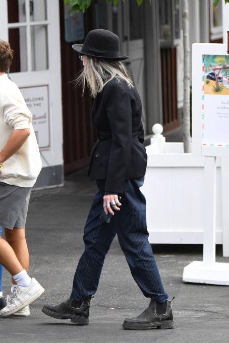 Diane Keaton – Seen with friend at Brentwood Country Mart | Diane