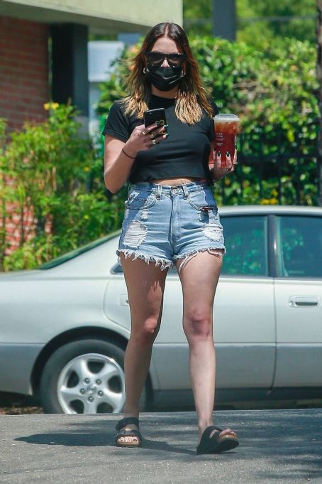 Ashley Benson – stops by Starbucks in Los Feliz | Ashley Benson Picture
