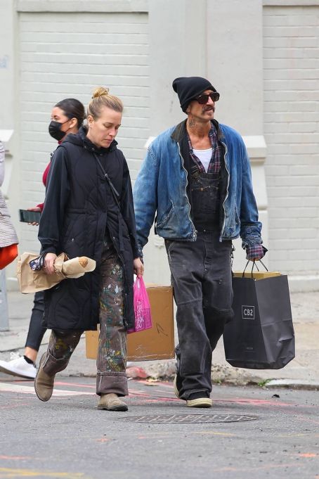 Piper Perabo – With her husband Stephen Kay running errands in New York