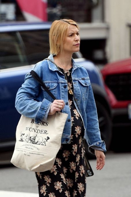 Claire Danes – Shows of her baby bump while out in Manhattan