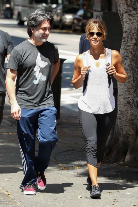 Halle Berry in Tights – Out in Los Angeles | Halle Berry Picture ...