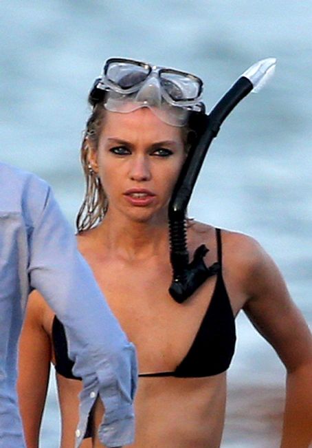 Stella Maxwell – Spotted at Miami Beach