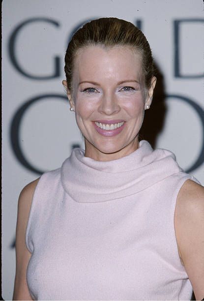 Kim Basinger arrives The 56th Annual Golden Globe Awards (1999)