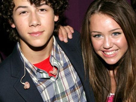 Nicholas Jonas and Miley Cyrus - Hookup