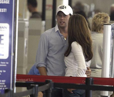 Jennifer Love Hewitt - At Maui International Airport, 2007-12-02