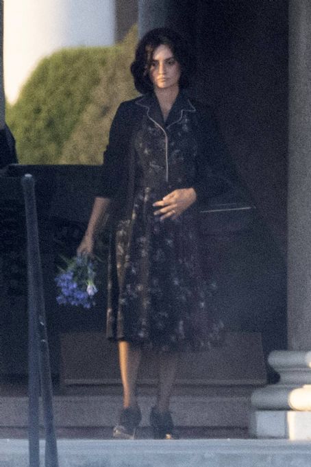 Penelope Cruz – Filming as Enzo Ferrari and wife Laura in Modena