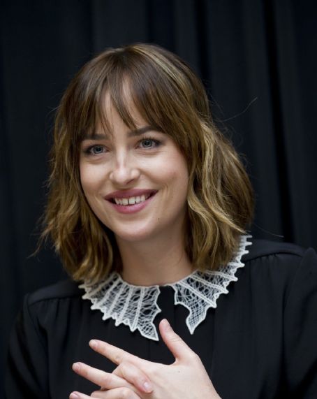 Dakota Johnson At Black Mass Tiff Photocall Portraits Famousfix 