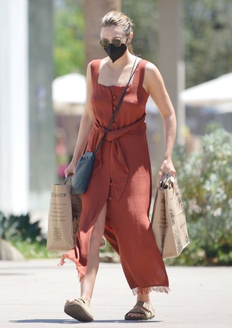 Elizabeth Olsen – Shopping for groceries at Erewhon Market in Los