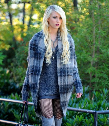 Taylor Momsen - Gossip Girl Set In New York City 10/08/10