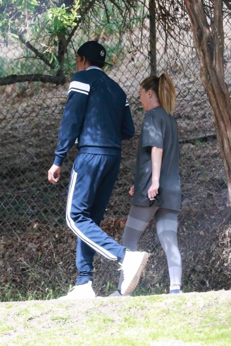 Ellen Pompeo In Tights Goes For A Hike At Griffith Park In Los Feliz Famousfix Com Post