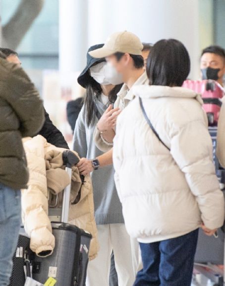 Lee Jong-Suk and Ji-eun Lee - Dating
