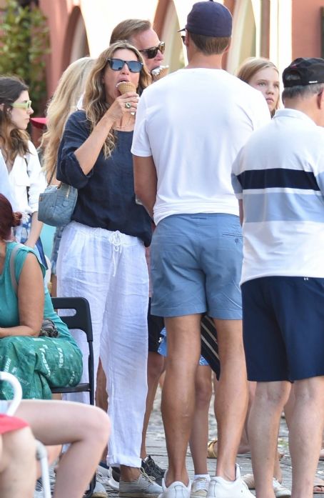 Gisele Bundchen – With Tom Brady are enjoying their vacation in Portofino