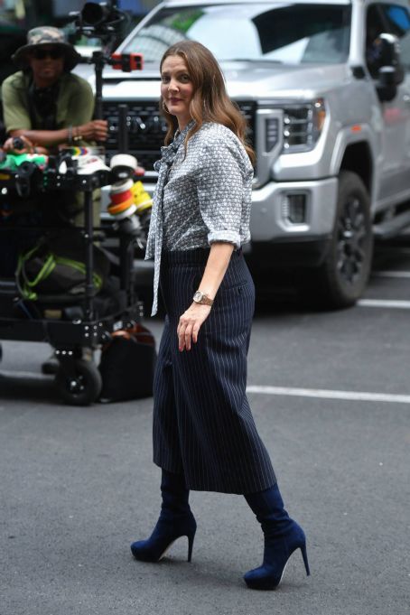 Drew Barrymore – With Gayle King On The Times Square Ferris Wheel To ...