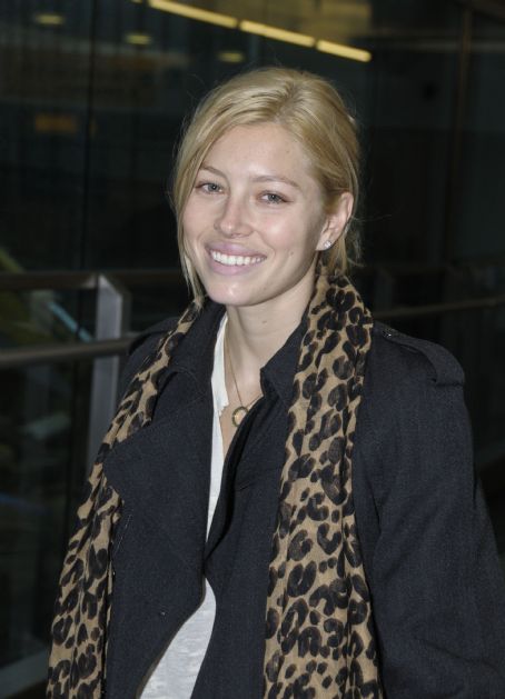 Jessica Biel - Jan 10 2008 - Arrives At Heathrow Airport London