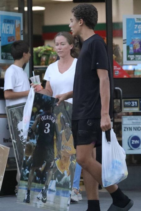 Kendra Wilkinson – Shopping for a Kobe Bryant Poster in Calabasas