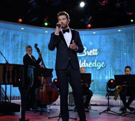 Who is Brett Eldredge dating? Brett Eldredge girlfriend, wife