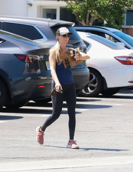 Joanna Krupa – Running errands in Los Angeles