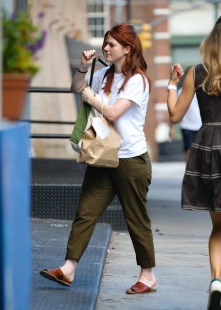 Rose Leslie – Picks up her lunch to-go in New York