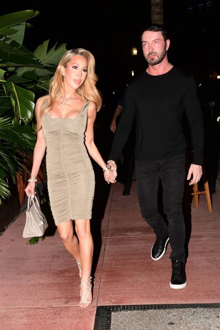 Who Is Lisa Hochstein Dating? Lisa Hochstein Boyfriend, Husband