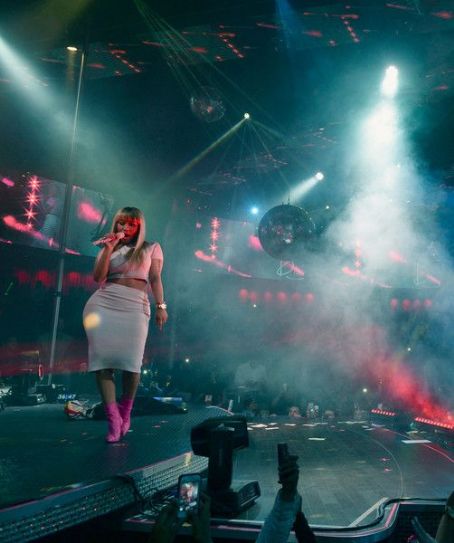 Nicki Minaj performs at Drai's Beach Club - Nightclub at the Cromwell ...