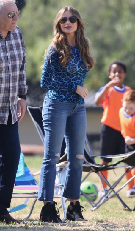 Sofia Vergara – Filming 'Modern Family' set in Los Angeles - FamousFix.com  post