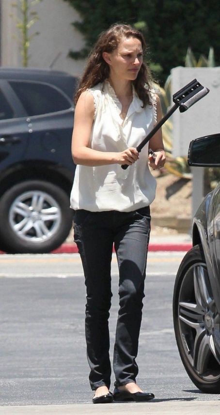 Natalie Portman: stops by a gas station in Los Feliz - FamousFix