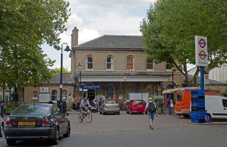 Kew Gardens station (London)