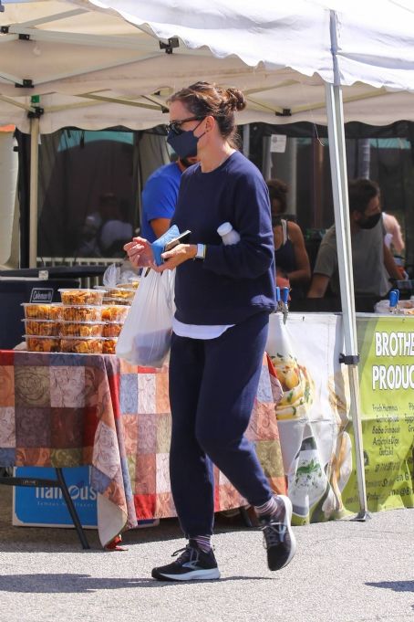 Jennifer Garner – In a navy sweatsuit shopping at the Farmer’s Market in Pacific Palisades