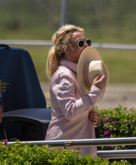 Britney Spears – Spotted leaving the Cabo San Lucas