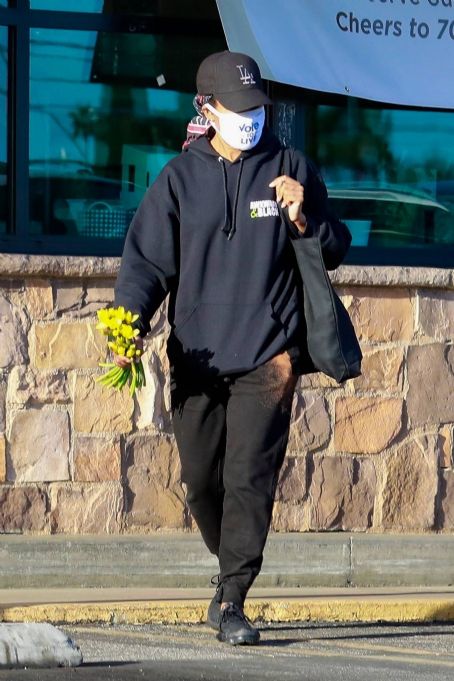 Regina King – In stained sweatpants shop at Gelson’s Market in Los Feliz