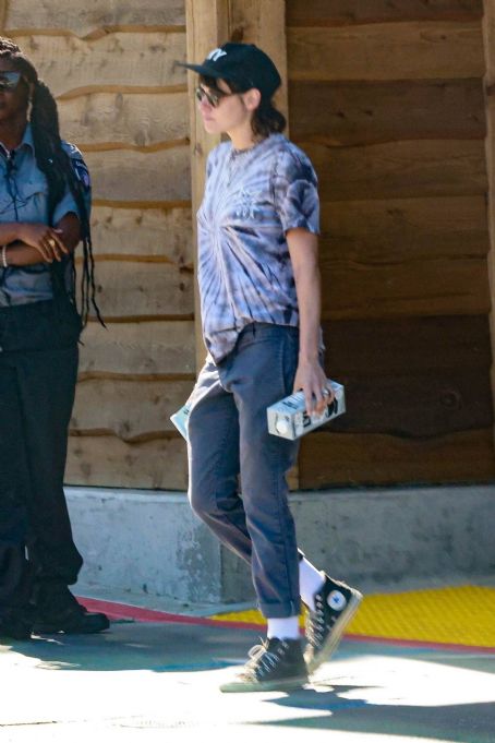 Kristen Stewart – Wearing a tie dye tee with Converse sneakers while