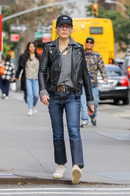 Julianna Margulies Out For A Walk In New York Famousfix