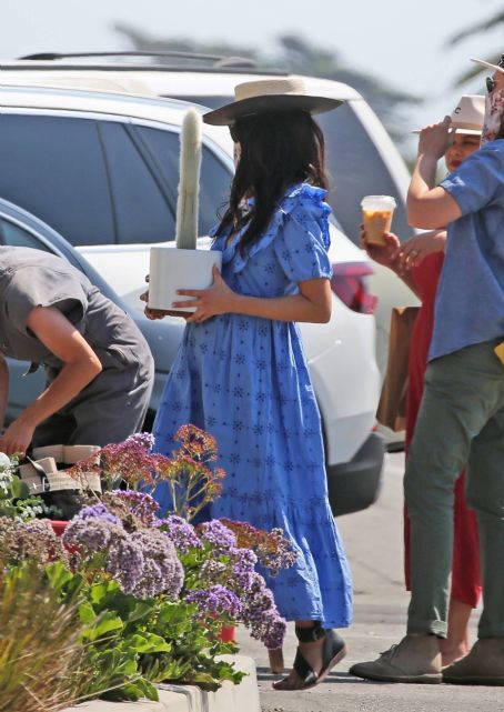 Abigail Spencer – Sets up her floral company at the farmer’s market in