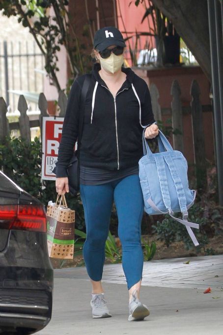 Amy Adams – Grabs a drink at Kreation Organic Juicery in Beverly Hills