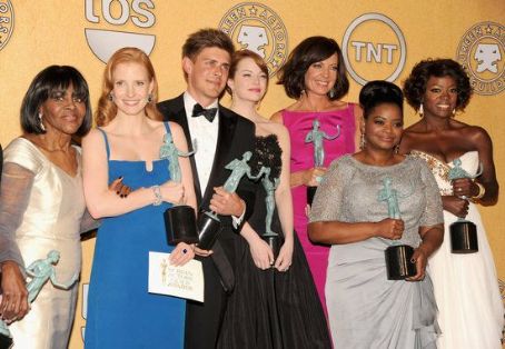 Viola Davis Gets a Little Help From Her Costars in the SAG Awards Press Room