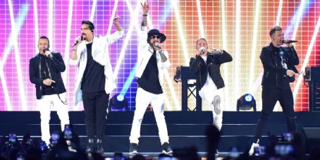Watch the Backstreet Boys bring out their kids for adorable singalong at Los Angeles show