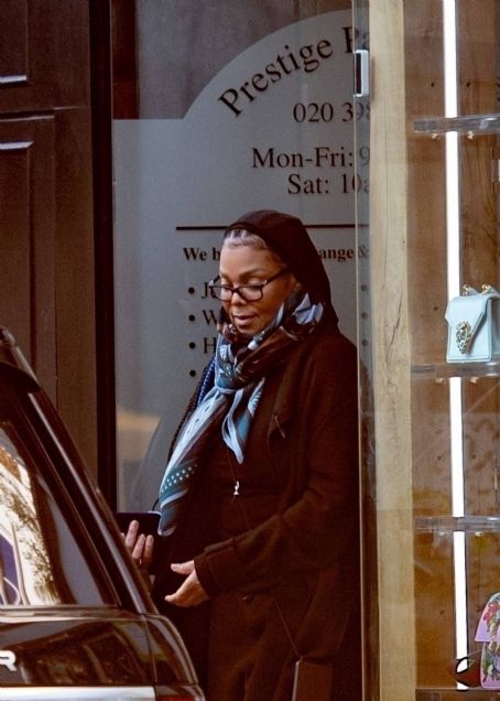 Janet Jackson – Seen visiting a pawn shop in London