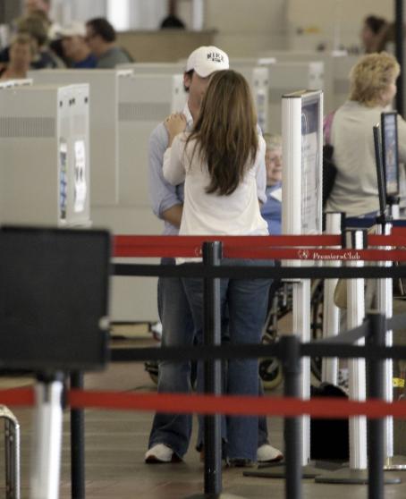 Jennifer Love Hewitt - At Maui International Airport, 2007-12-02