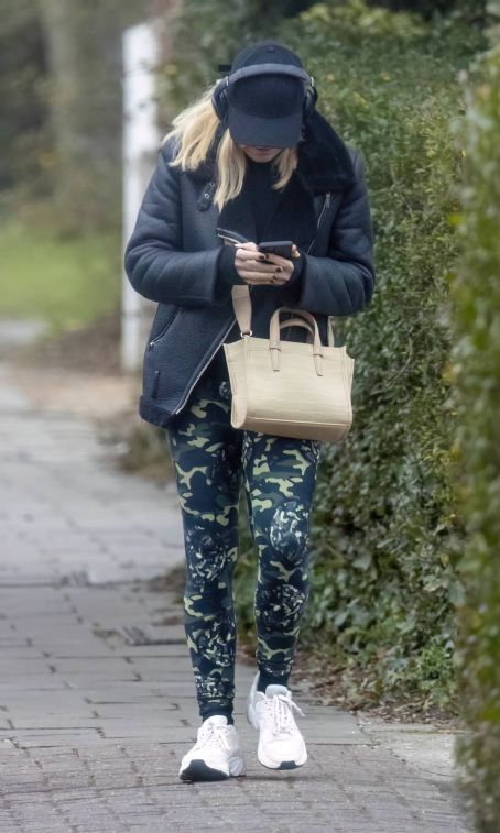 Michelle Collins – Heads to the gym in Mussel hill