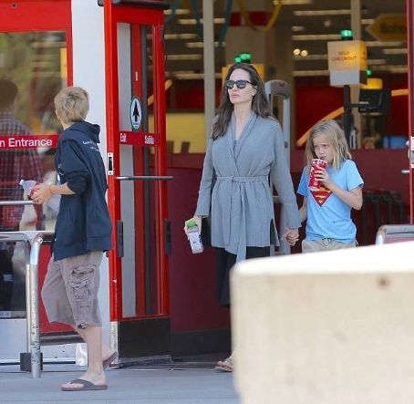 Angelina Jolie walks with daughters in Los Angeles (August 18, 2017)