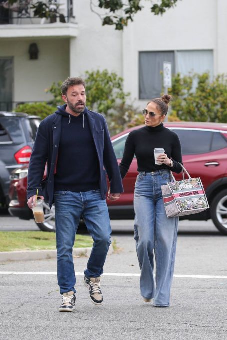 Jennifer Lopez – With Ben Affleck hold hands in Santa Monica
