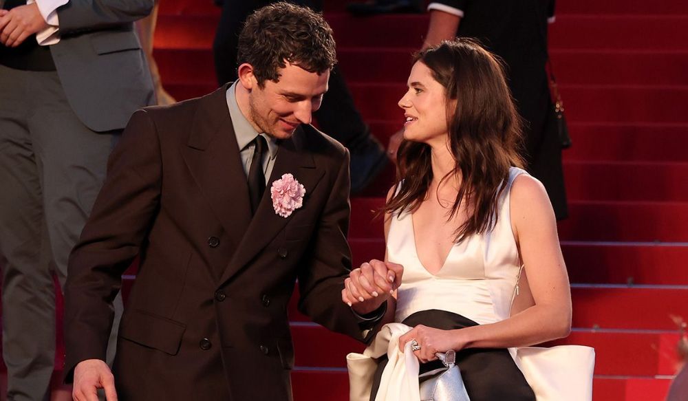 Josh O'Connor and Alison Oliver