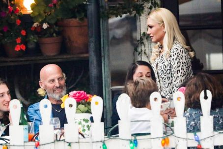 Gwen Stefani – On a Mother’s Day dinner with Blake Shelton at the Ivy in Beverly Hills